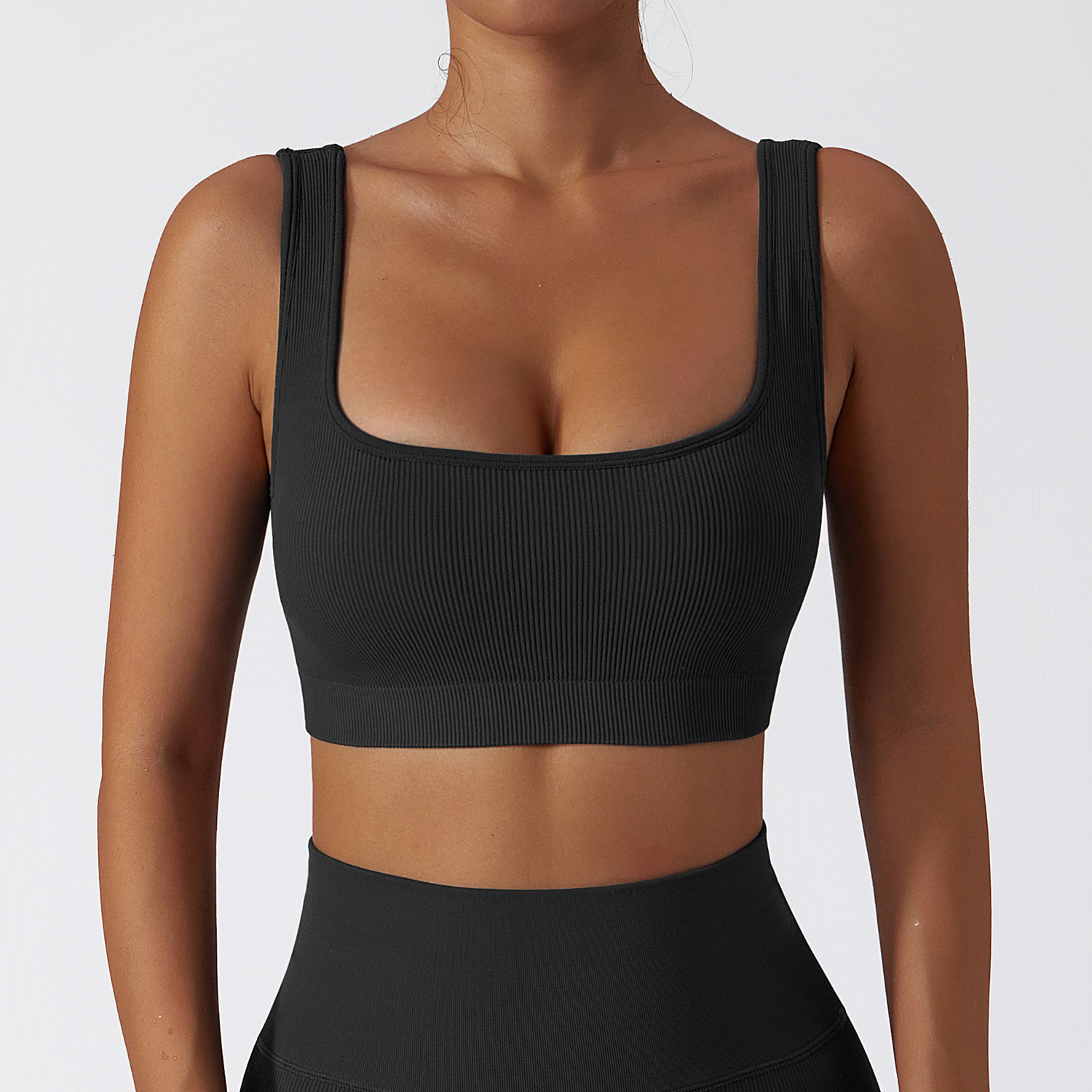 Бесшовный тренировочный бюстгальтер со съемными чашками в рубчик